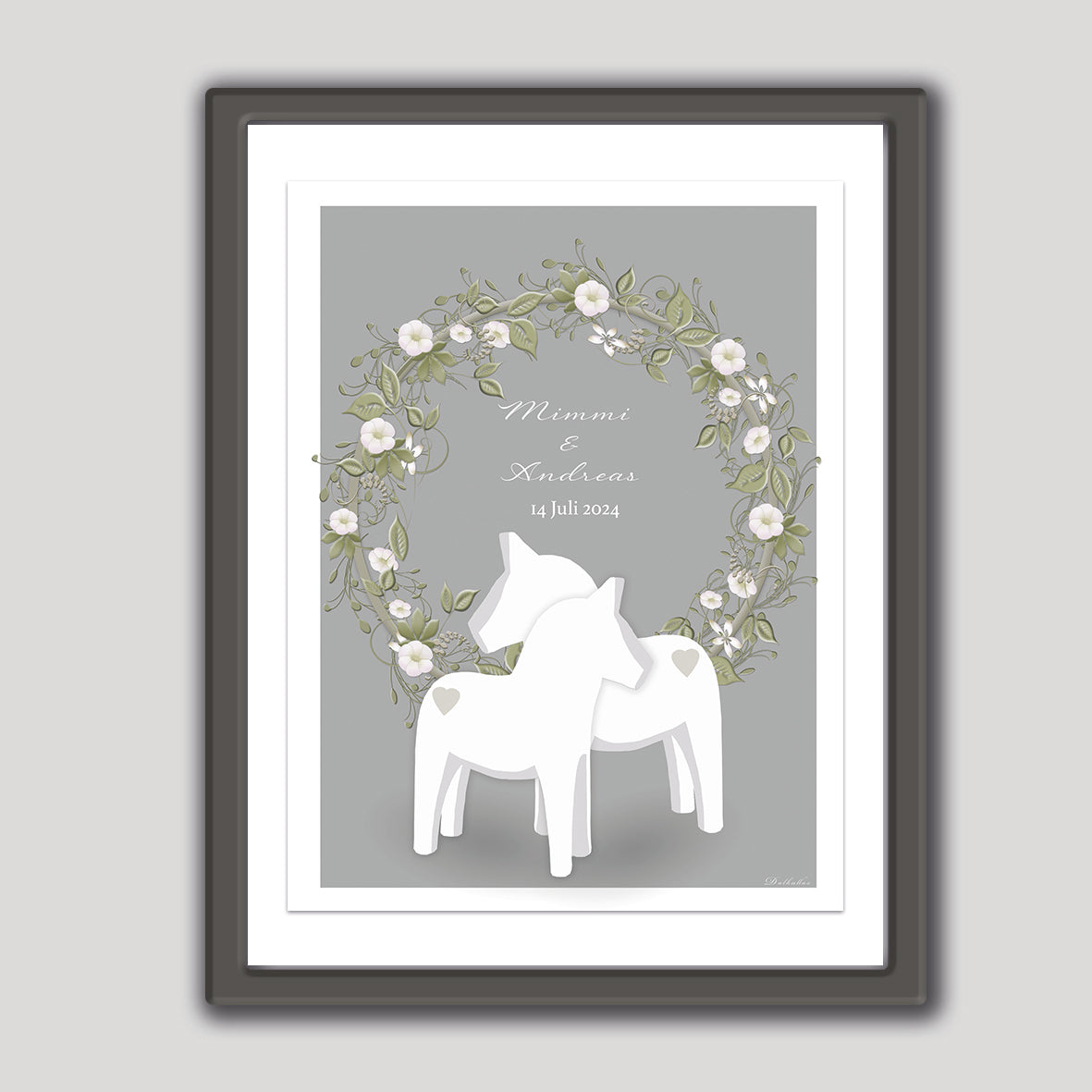 Bröllopstavla med blomsterkrans och vita dalahästar
